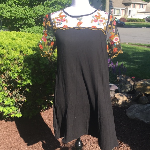 $ FIRM 🌷Black Dress with Floral Embroidery - Picture 4 of 6